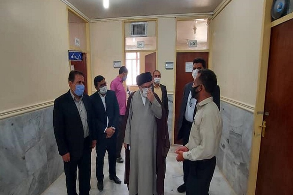 بازدید سرزده رئیس کل دادگستری استان فارس از دادگاه‌های عمومی بخش کامفیروز و بیضا