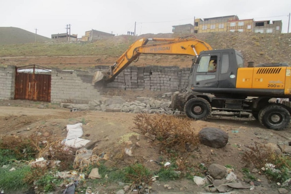 آزادسازی ۹۵ درصد از مسیل رودخانه روستای شادآباد آذربایجان شرقی با ورود دادستانی