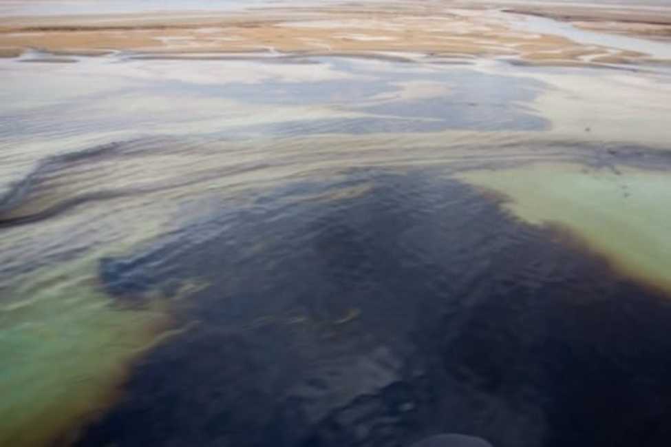 پرونده قضایی برای رسیدگی به حادثه شکستگی لوله میعانات نفتی در رودخانه کُل بندرعباس تشکیل شد