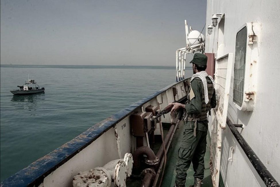 توقیف شناور ‌حامل ۲۵۰ هزار لیتر سوخت قاچاق در خلیج فارس
