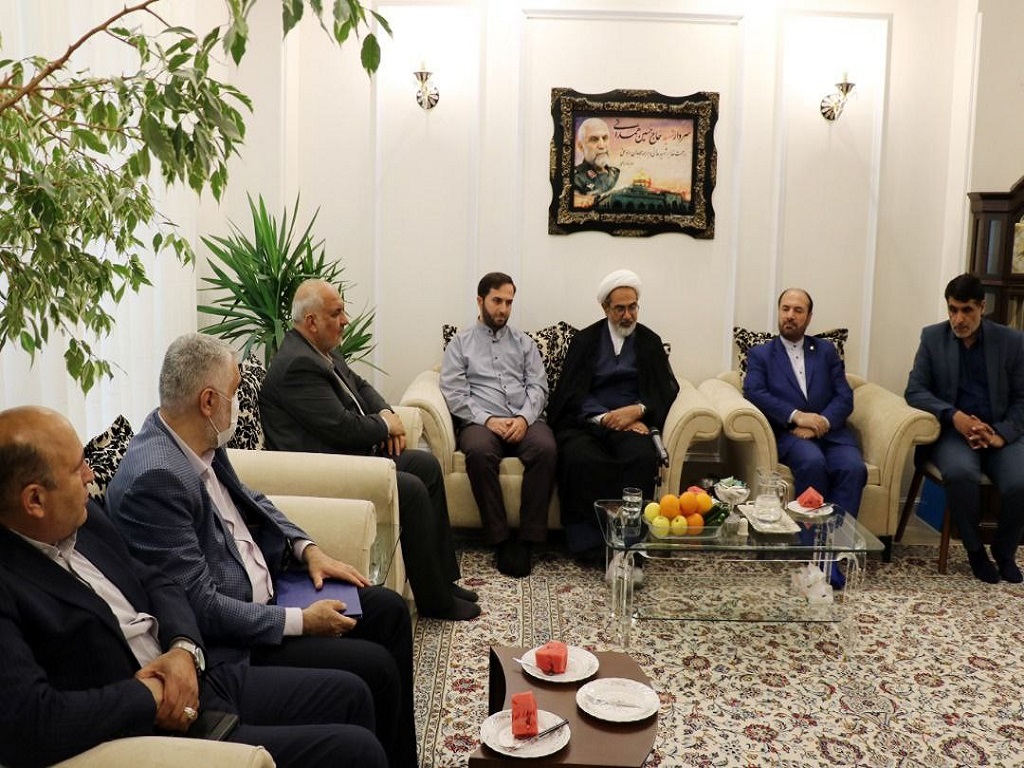رئیس سازمان قضایی نیروهای مسلح به دیدار خانواده شهید همدانی رفت